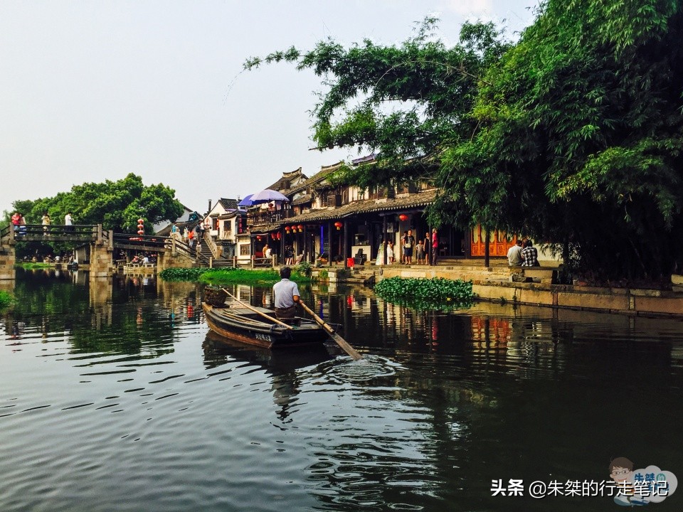 春秋的水，唐宋的镇，明清的建筑，现代的人，是对她最恰当的形容