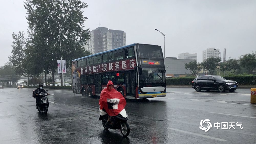 北京雨水添凉意 天空阴沉路面湿滑