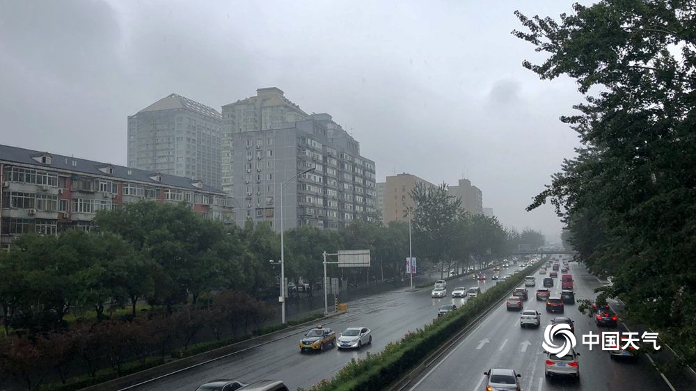 北京雨水添凉意 天空阴沉路面湿滑