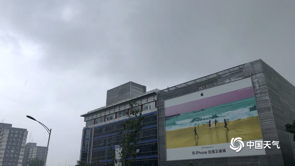 北京雨水添凉意 天空阴沉路面湿滑