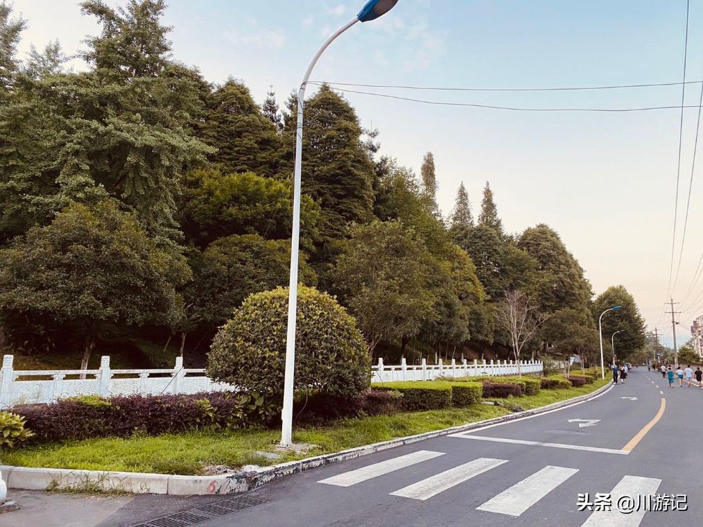 成都都江堰除了5A景区,闲暇之余逛了小城,处处充满市井烟火气