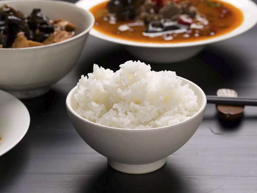 剩米饭别再扔掉了,打两个蛋液,大厨教你特色吃法,比红烧肉还香