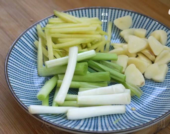 入秋后要多吃鱼,教你懒人做法,用料简单味道好,3斤都不够吃
