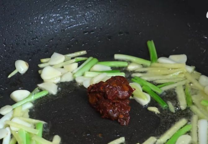 入秋后要多吃鱼,教你懒人做法,用料简单味道好,3斤都不够吃