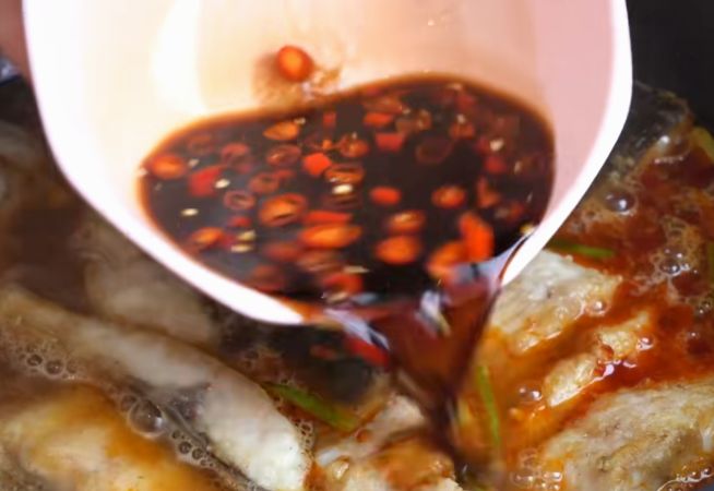 入秋后要多吃鱼,教你懒人做法,用料简单味道好,3斤都不够吃