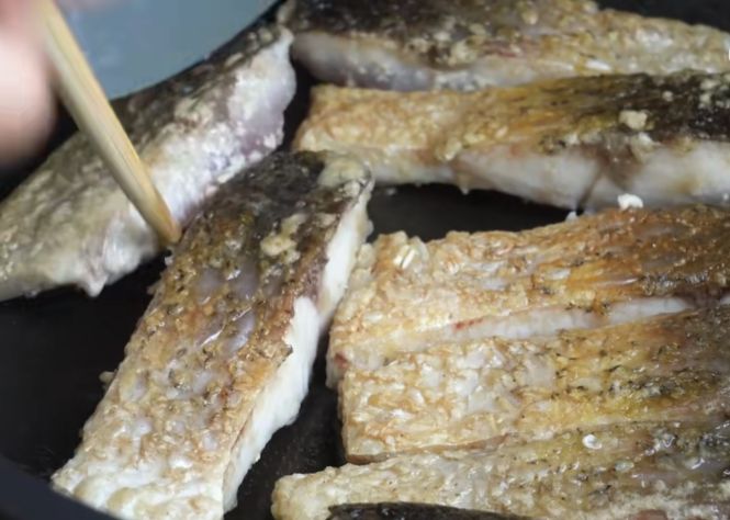 入秋后要多吃鱼,教你懒人做法,用料简单味道好,3斤都不够吃