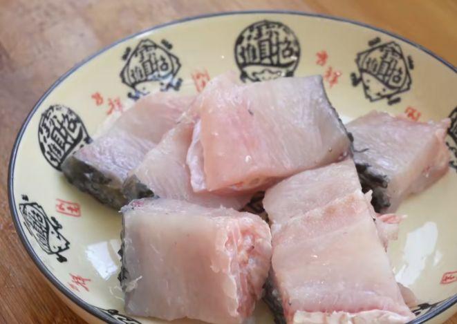 入秋后要多吃鱼,教你懒人做法,用料简单味道好,3斤都不够吃