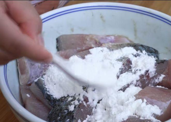 入秋后要多吃鱼,教你懒人做法,用料简单味道好,3斤都不够吃