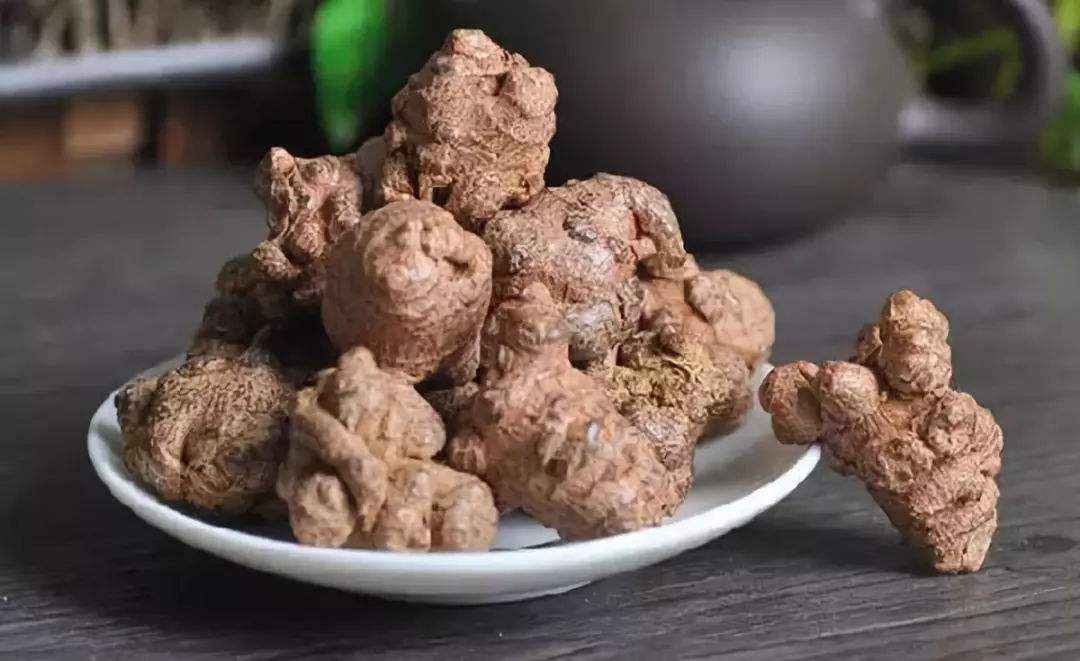 每天一勺三七粉泡水喝，中年阿姨险丧命，三七的禁忌，早了解为好