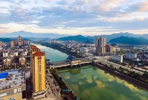 江西宜居的县级市,自然资源丰富,号称"中国天然氧吧"
