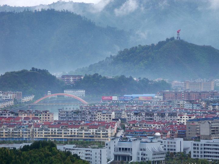 江西宜居的县级市,自然资源丰富,号称"中国天然氧吧"