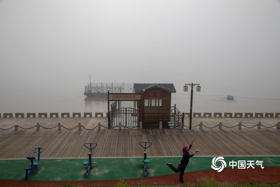 今晨雾锁吉林省吉林市 能见度较低建筑物若隐若现