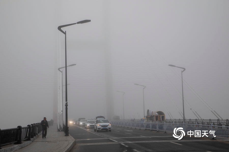 今晨雾锁吉林省吉林市 能见度较低建筑物若隐若现
