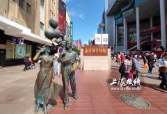 要逛南京东路的游客和周