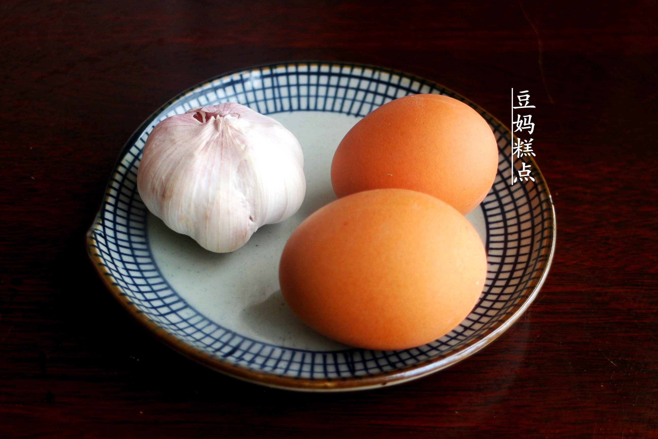 山东特色菜,鸡蛋蒜,蘸馒头味道一绝