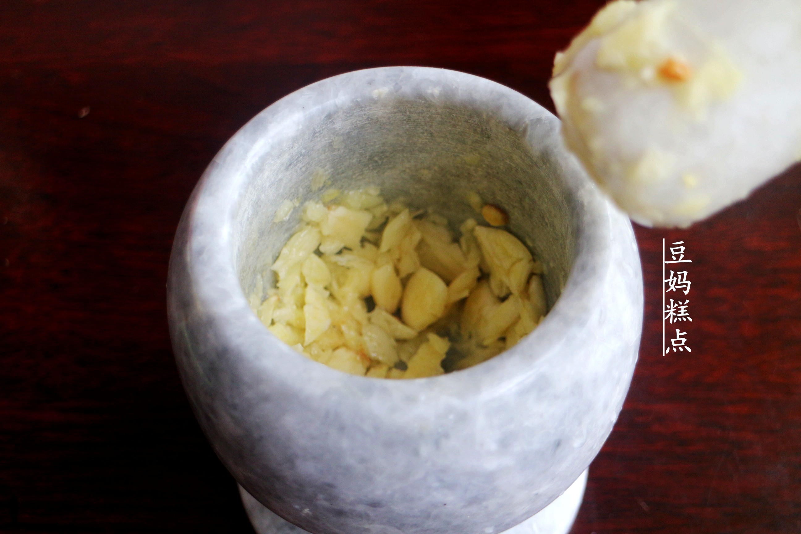 山东特色菜,鸡蛋蒜,蘸馒头味道一绝