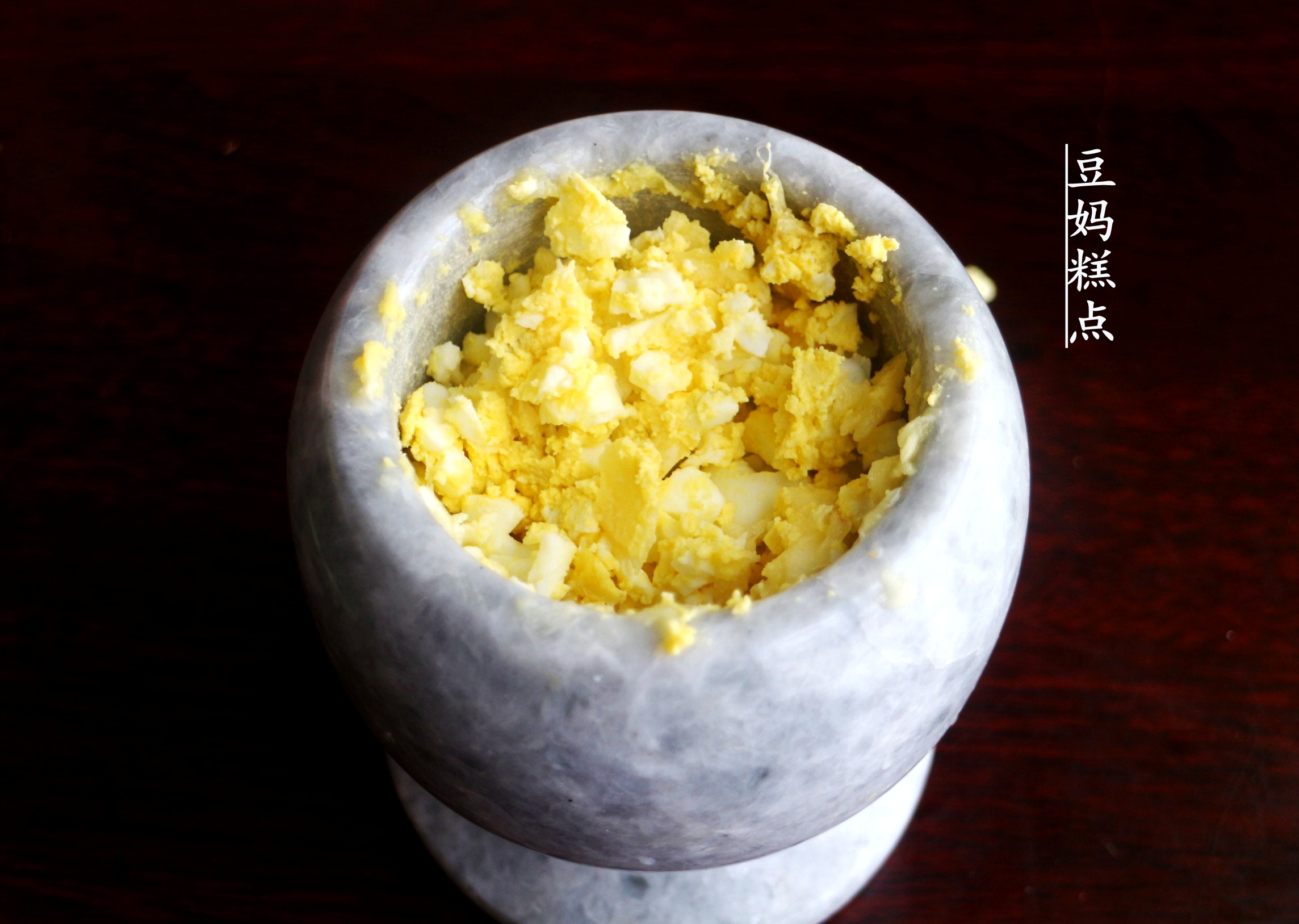山东特色菜,鸡蛋蒜,蘸馒头味道一绝