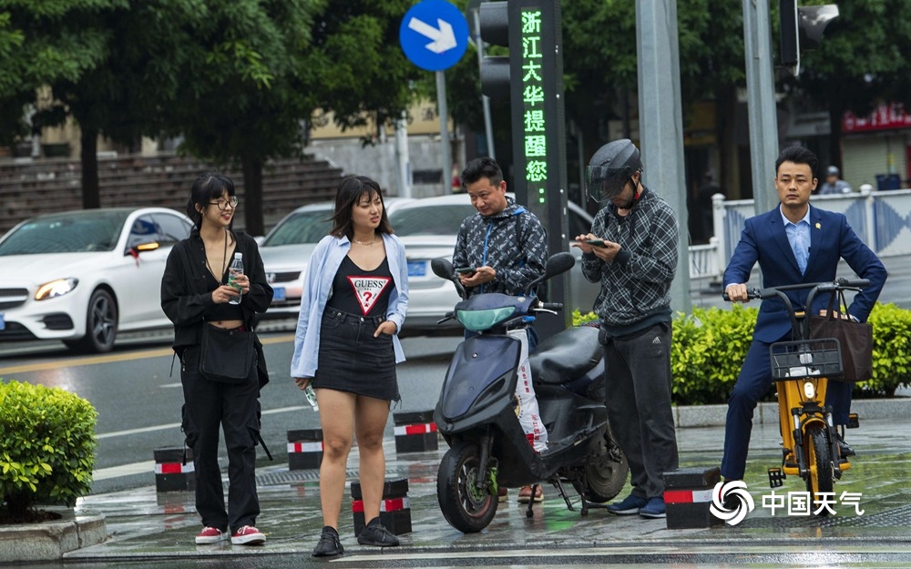 冷空气南下影响广西 南宁市民又现“乱穿衣”