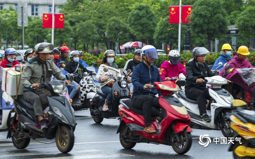 冷空气南下影响广西 南宁市民又现“乱穿衣”