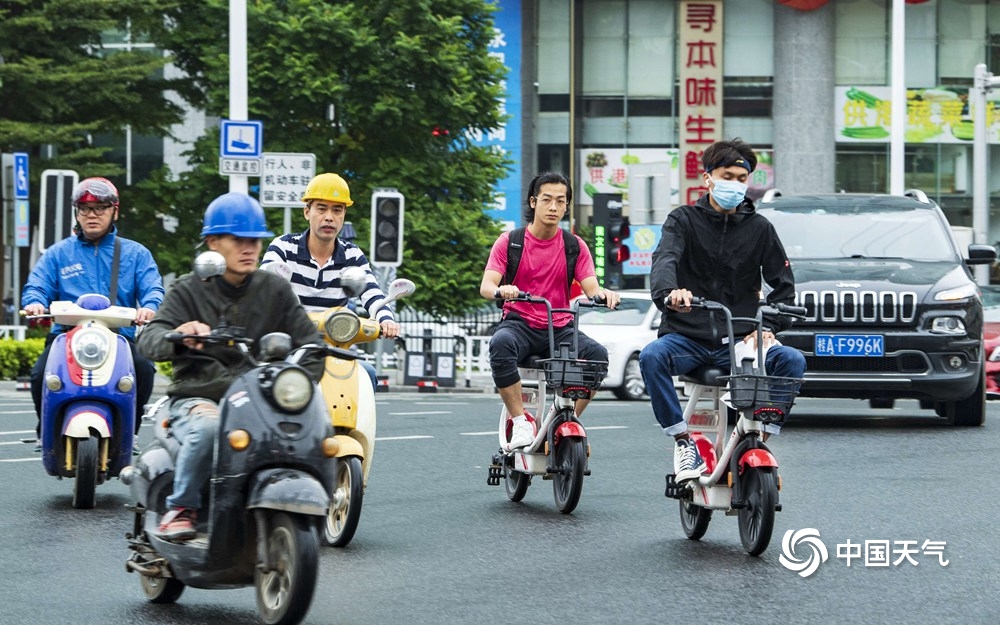 冷空气南下影响广西 南宁市民又现“乱穿衣”
