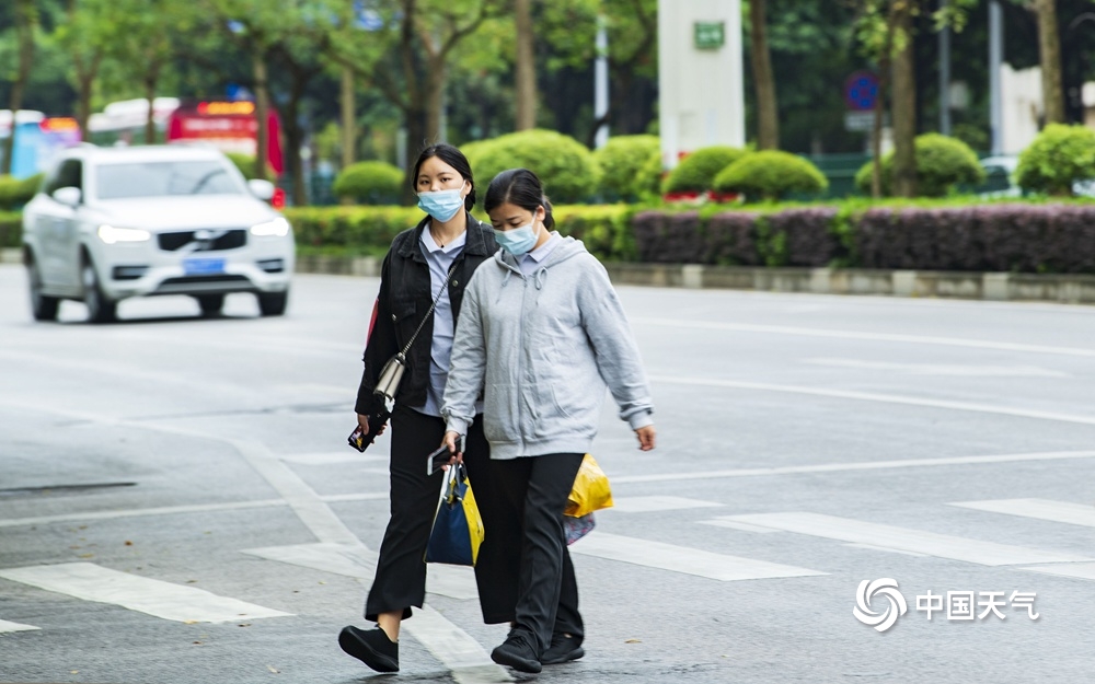 冷空气南下影响广西 南宁市民又现“乱穿衣”