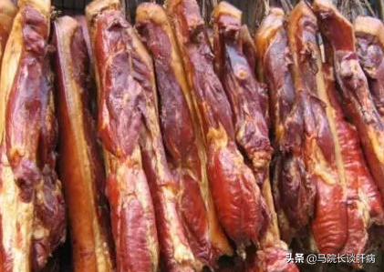女人过了45岁,要远离5类食物,吃多了加速衰老