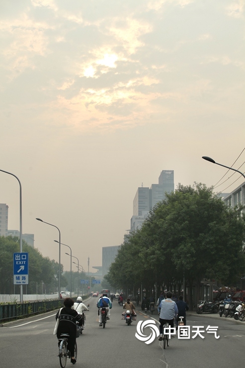 北京雾霾来袭 空气质量不佳能见度下降