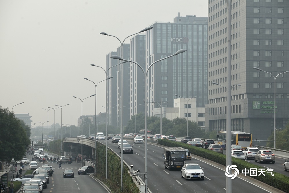 北京雾霾来袭 空气质量不佳能见度下降