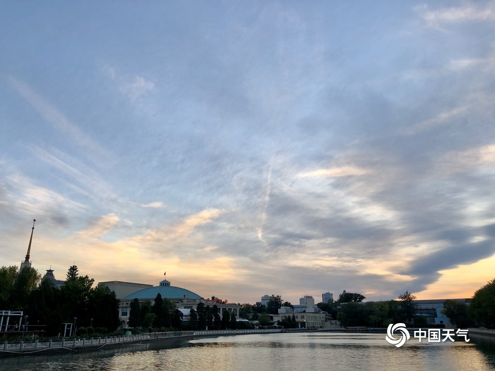 北京落日余晖波光映 天空景色甚美