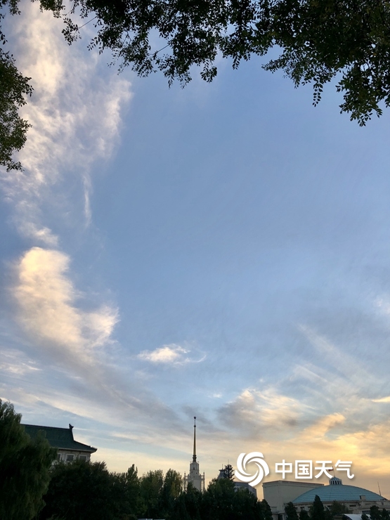 北京落日余晖波光映 天空景色甚美