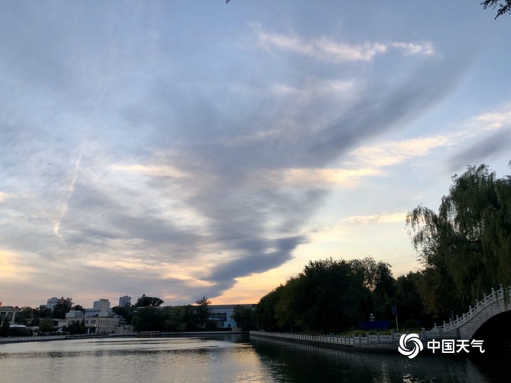 北京落日余晖波光映 天空景色甚美