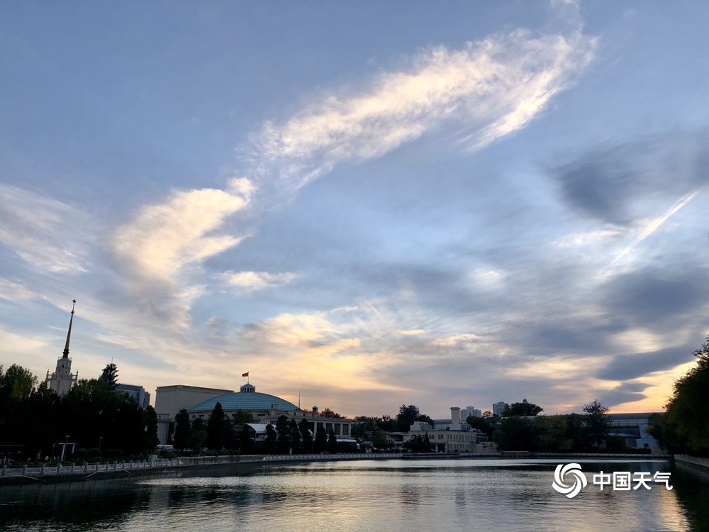 北京落日余晖波光映 天空景色甚美