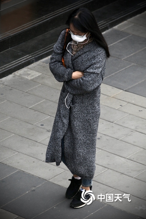 冷飕飕！北京今晨最低气温不足10℃ 街头市民换厚装出行