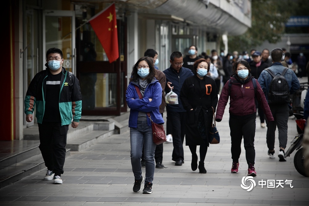 冷飕飕！北京今晨最低气温不足10℃ 街头市民换厚装出行