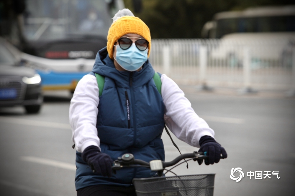 冷飕飕！北京今晨最低气温不足10℃ 街头市民换厚装出行
