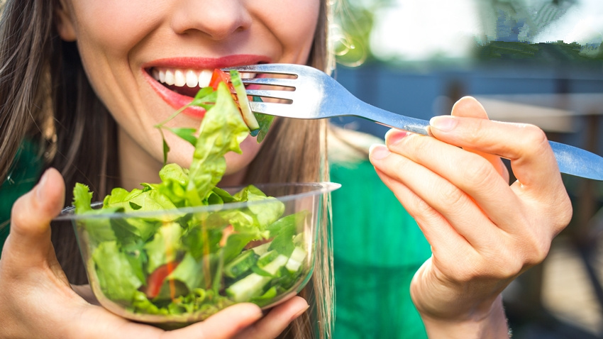 便秘别只吃生菜沙拉！便秘吃生菜只会更严重，引起肌肤粗糙、过敏
