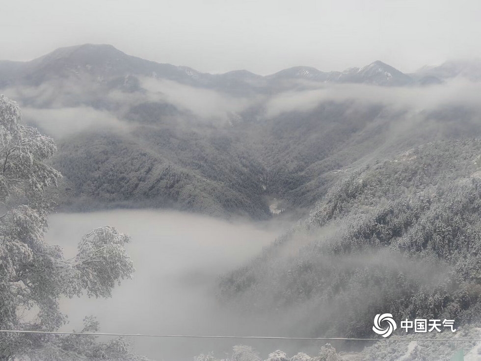 甘肃迭部迎来今年下半年首场雪 地面一片白茫茫