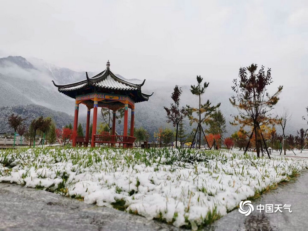 甘肃迭部迎来今年下半年首场雪 地面一片白茫茫
