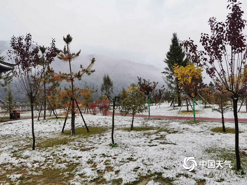 甘肃迭部迎来今年下半年首场雪 地面一片白茫茫