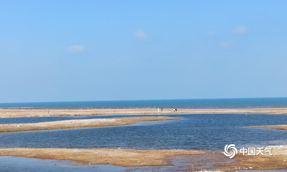 青海小柴旦湖 镶嵌在群山和荒漠中的“蓝宝石”