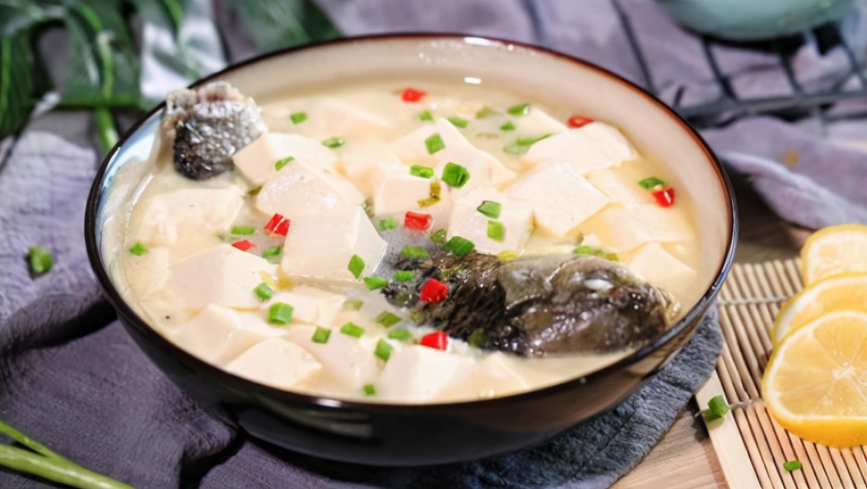炖鱼汤，这2种料不能加！大厨教你4个技巧，汤奶白香浓，无腥味