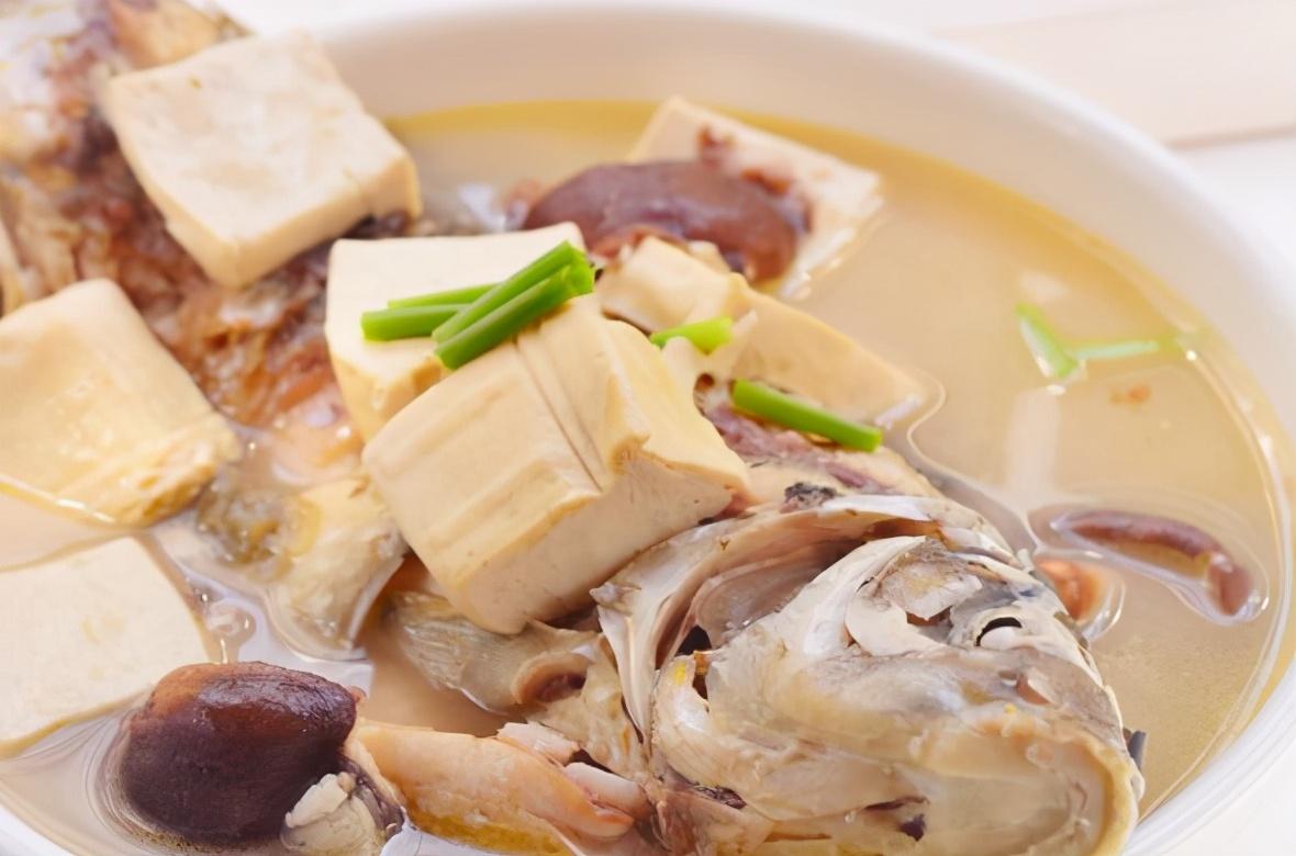 炖鱼汤，这2种料不能加！大厨教你4个技巧，汤奶白香浓，无腥味
