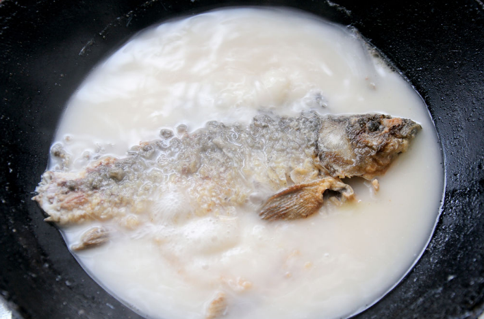 炖鱼汤，这2种料不能加！大厨教你4个技巧，汤奶白香浓，无腥味