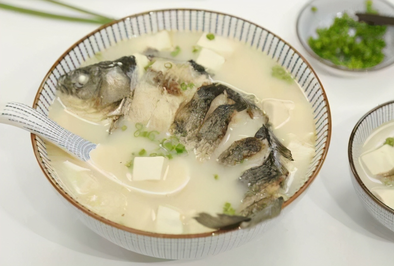 炖鱼汤，这2种料不能加！大厨教你4个技巧，汤奶白香浓，无腥味