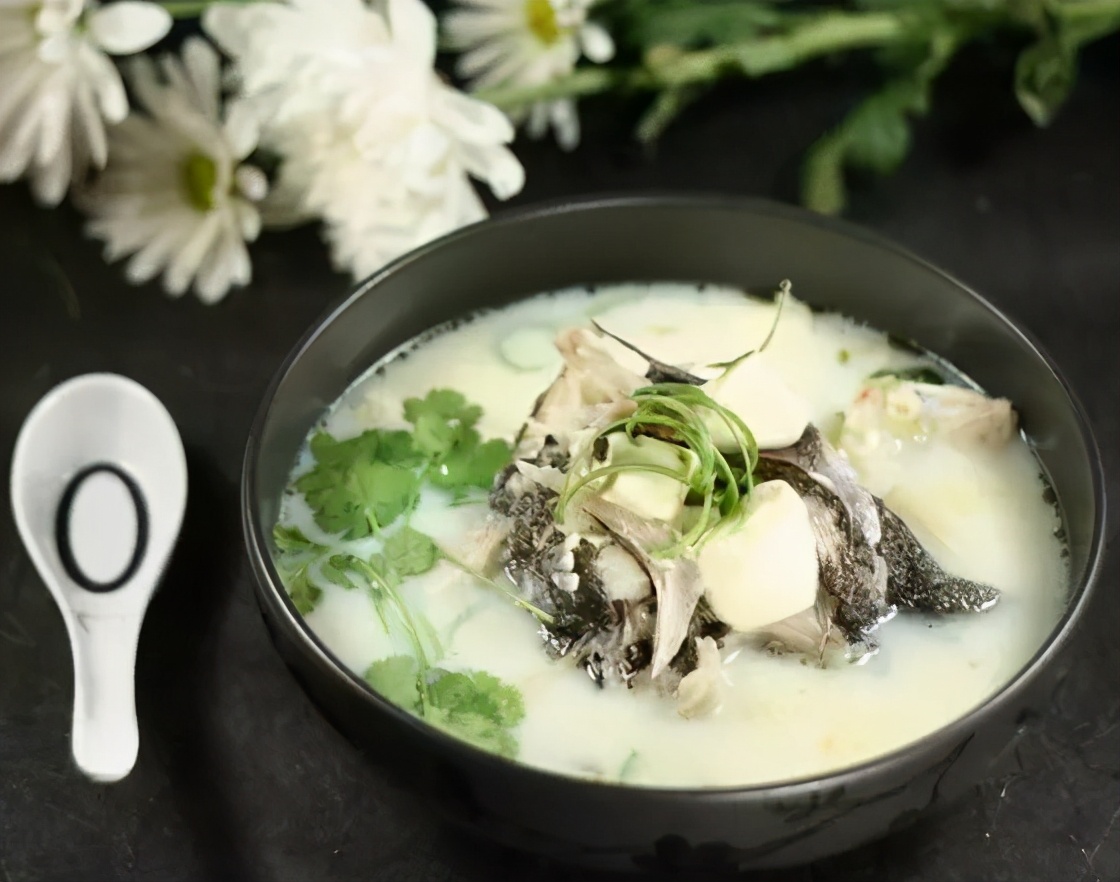 炖鱼汤，这2种料不能加！大厨教你4个技巧，汤奶白香浓，无腥味