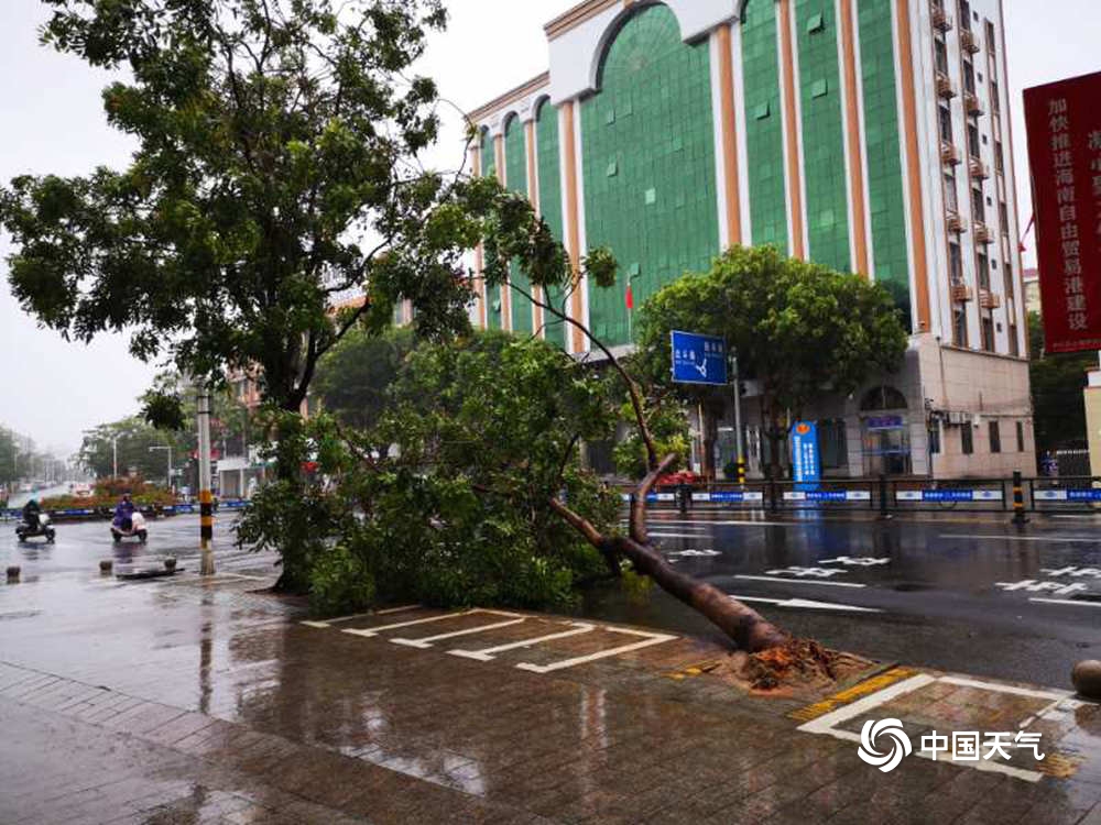 海南强风雨天气过程继续发威 局地积水超过大腿