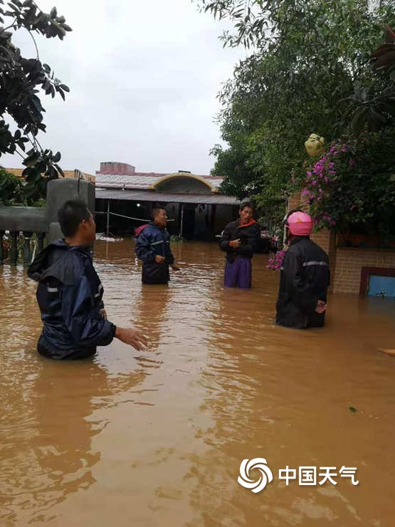 海南强风雨天气过程继续发威 局地积水超过大腿