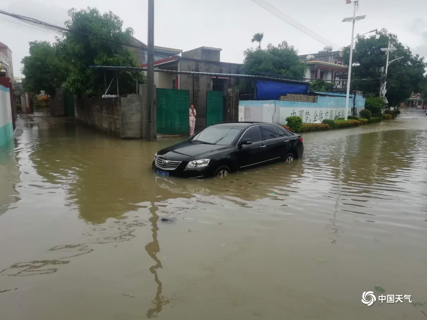 海南强风雨天气过程继续发威 局地积水超过大腿