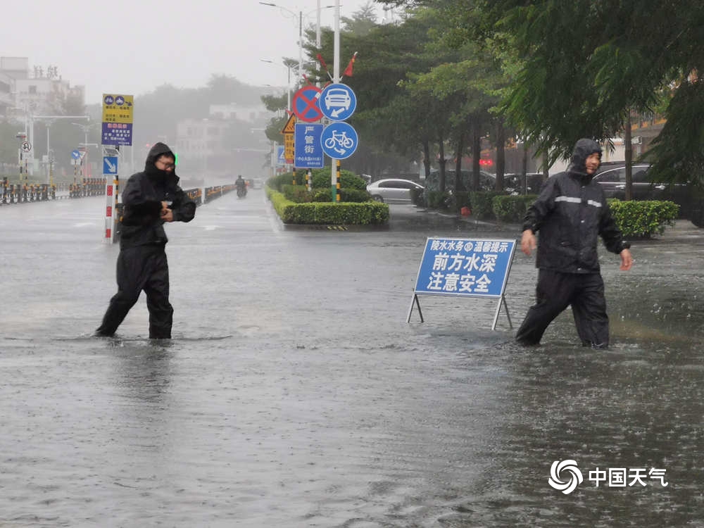 海南强风雨天气过程继续发威 局地积水超过大腿