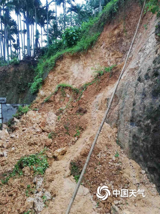 海南强降雨持续 局地出现内涝或山体滑坡